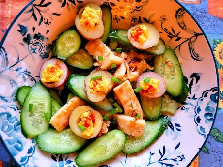 Salade de concombre, frauxmage grillé et pommes de terre mimosa