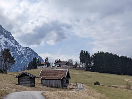 17 Bilder Mittenwald — Buckelwiesen / les prairies bosselées en 17 photos— 19.03.2023