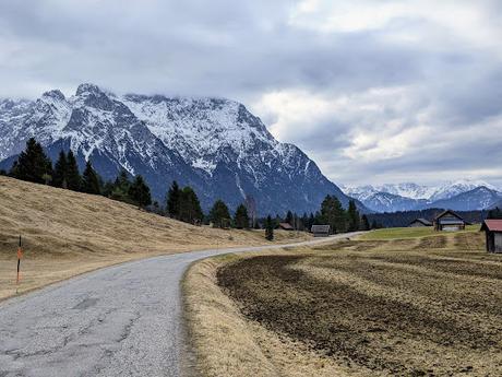 17 Bilder Mittenwald — Buckelwiesen / les prairies bosselées en 17 photos— 19.03.2023