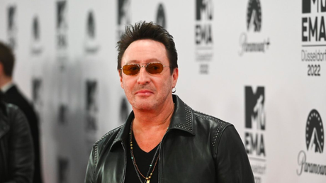 Que fait Julian, le premier fils de John Lennon, aujourd’hui ? Que fait Julian, le premier fils de John Lennon, aujourd'hui ?