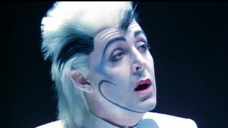 Paul McCartney contre Peter Sissons : quand le Beatle a défendu son film raté