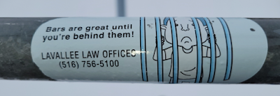 Derrière les barreaux ?