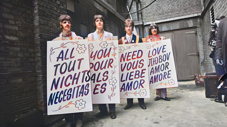 Les Beatles chantant des chansons politiques