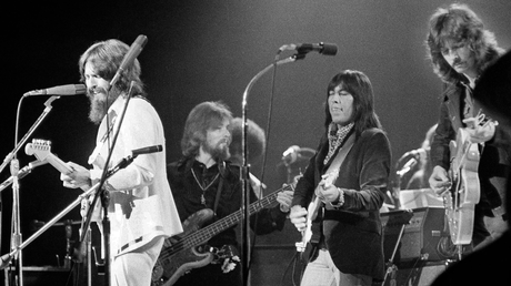 John Lennon a dit que George Harrison avait fait le “The Concert for Bangladesh” parce que les Beatles s’étaient séparés. George Harrison lors du Concert pour le Bangladesh