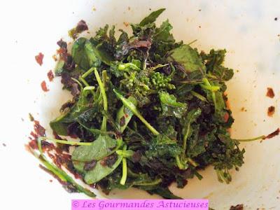 Salade de fleurs de chou et d'un méli-mélo de salades et de plantes sauvages (Vegan)