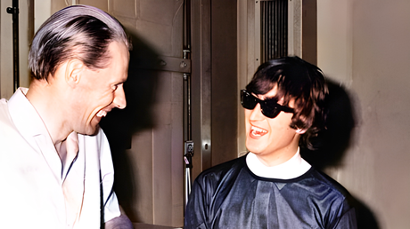 George Martin et John Lennon discutant