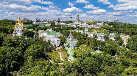 Tous les Saints de la laure des Grottes de Kiev priez Dieu pour les moines !