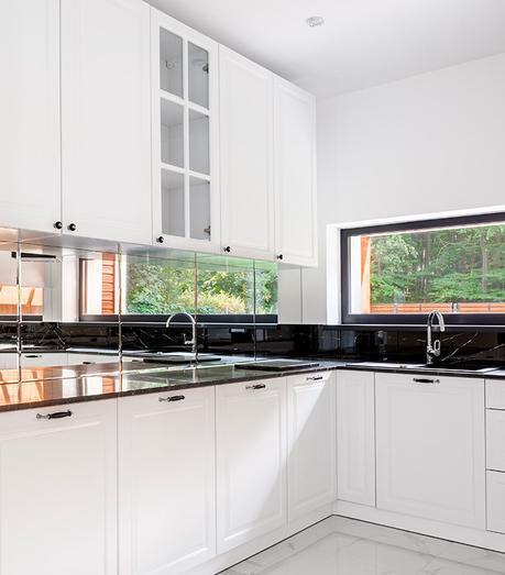 cuisine deco moderne luxe blanc miroir marbre noir