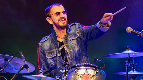 Ringo Starr jouant de la batterie pour les Beatles