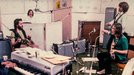 Les Beatles dans le studio, créant des chansons expérimentales