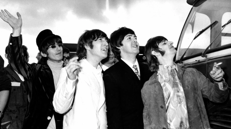 Comment Elvis a convaincu les Beatles d’arrêter leurs tournées Elvis Presley Cadillac inspirant les Beatles