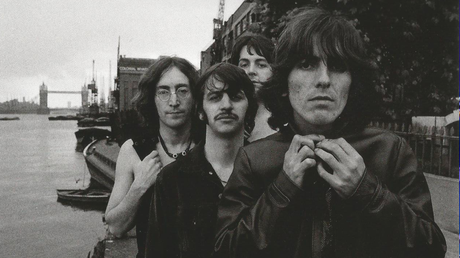 Les Beatles avec Paul McCartney et Brian Jones