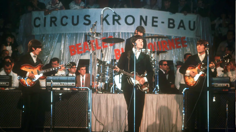 Les Beatles chantant en différentes langues