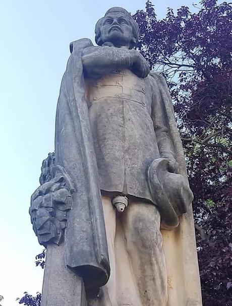Cette statue du poète tchèque Karel Havlíček Borovský à Hořice réalisée par Antonín Mára (1877–1946) et complétée par le travail de milliers de guêpes papetières...