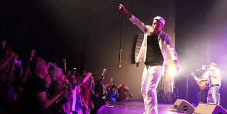 Live Report- HK - Danser encore - Concert à Lyon / Le Transbordeur - Vendredi 31 mars 2023 hk-(kaddour-hadadi)-sur-scene-le-chanteur-est-accompagne-par-un-accordeoniste-deux-guitaristes-un-batteur-une-trompettiste-et-un-choeur-feminin-photo-jsl-pierrick-degrace-1569525687