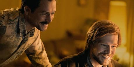 Henk Rogers de Taron Egerton et Alexey Pajitnov de Nikita Efremov souriant à quelque chose hors écran dans Tetris.