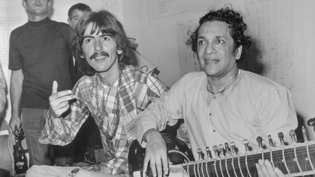 Toutes les chansons des Beatles avec George Harrison à la sitar George Harrison jouant du sitar avec les Beatles