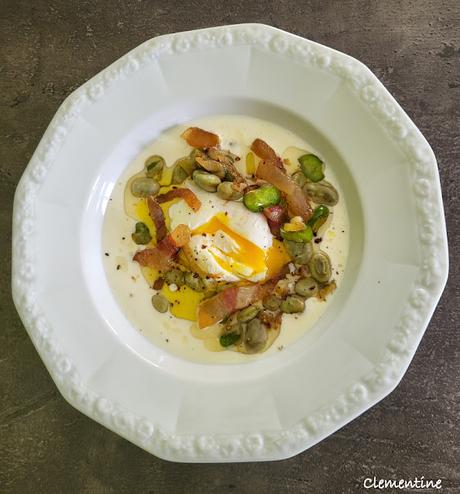Œuf poché sur crème au pecorino avec des fèves et du guanciale
