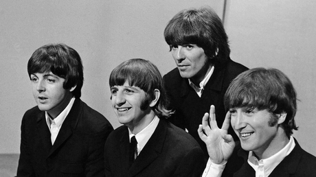 Les Beatles sur scène avec leurs instruments