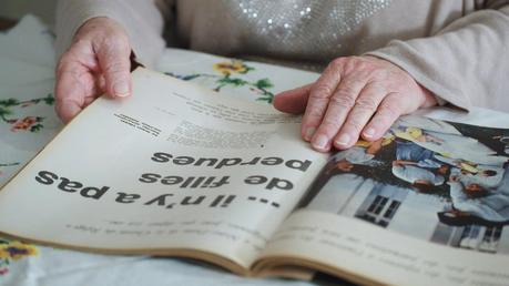 MAUVAISES_FILLES Eveline et le magazine credit LesFilmsdelOeilSauvage