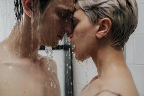 18 conseils utiles pour faire l'amour sous la douche