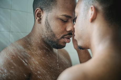 18 conseils utiles pour faire l’amour sous la douche 🚿