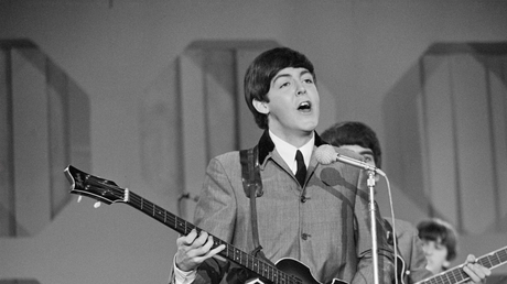 Paul McCartney interprétant des chansons en solo