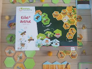 Découverte du thème des abeilles : table de jeu, activités et lectures.