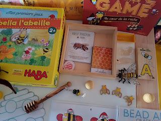 Découverte du thème des abeilles : table de jeu, activités et lectures.