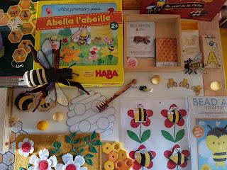 Découverte du thème des abeilles : table de jeu, activités et lectures.