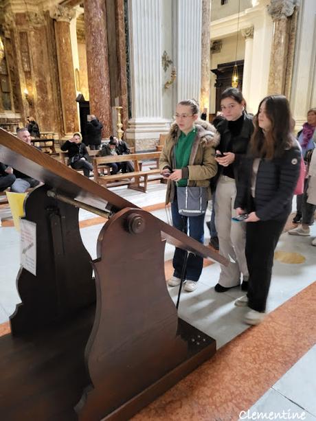 Rome février 2023 - Fontaine de Trevi, Restaurant Comedian et l'église Sant'Ignazio Rome février 2023 - Fontaine de Trevi, Restaurant Comedian et l'église Sant'Ignazio