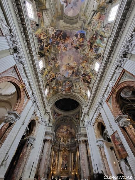 Rome février 2023 - Fontaine de Trevi, Restaurant Comedian et l'église Sant'Ignazio Rome février 2023 - Fontaine de Trevi, Restaurant Comedian et l'église Sant'Ignazio