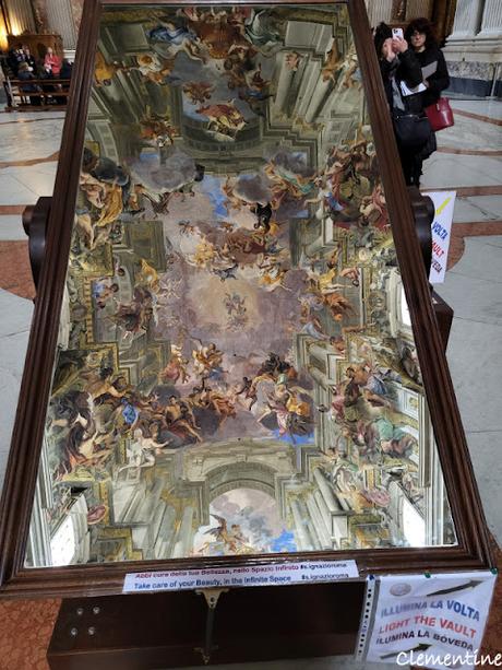 Rome février 2023 - Fontaine de Trevi, Restaurant Comedian et l'église Sant'Ignazio Rome février 2023 - Fontaine de Trevi, Restaurant Comedian et l'église Sant'Ignazio