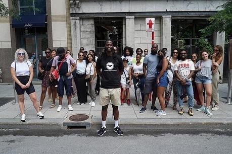 Il Ne Pouvait Pas Deviner Qu'il Sonnait à la Porte d'un Raciste Armé