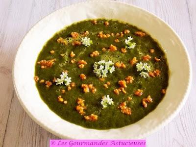 Soupe de fin de saison avec son topping épicé aux noix (Vegan) Soupe de fin de saison avec son topping épicé aux noix (Vegan)