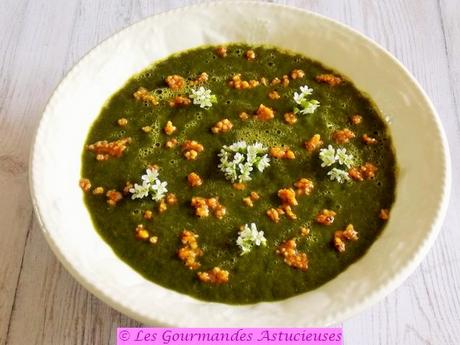 Soupe de fin de saison avec son topping épicé aux noix (Vegan)