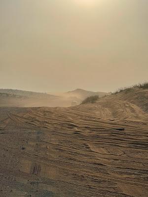 Voler au-dessus du désert de Dubaï au lever du jour