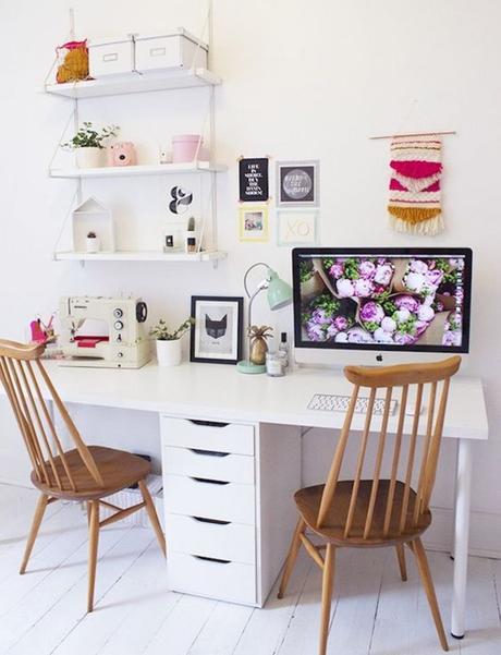 bureau double blanc chaise en bois à barreaux étagère fine blanche deco macramé rose jaune