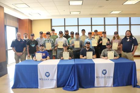 Les étudiants signent des lettres d’intention avec les programmes de technologie appliquée de la CSTIT