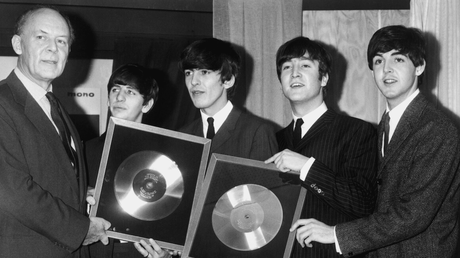 Les Beatles fêtant leur succès dans les années 60