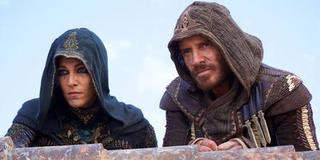 Michael Fassbender dans sa tenue du XVe siècle dans Assassin's Creed. 