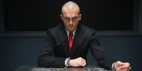 10 pires adaptations de jeux vidéo, selon Reddit Agent 47 regardant la caméra dans Hitman : Agent 47