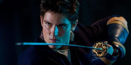 10 pires adaptations de jeux vidéo, selon Reddit Sean Faris brandissant une épée dans The King of Fighters