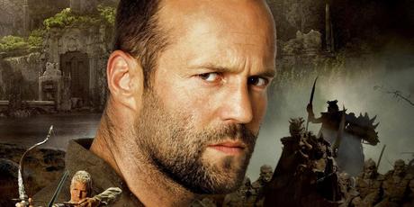 10 pires adaptations de jeux vidéo, selon Reddit Jason Statham regarde le spectateur dans une bannière pour le film Au nom du roi