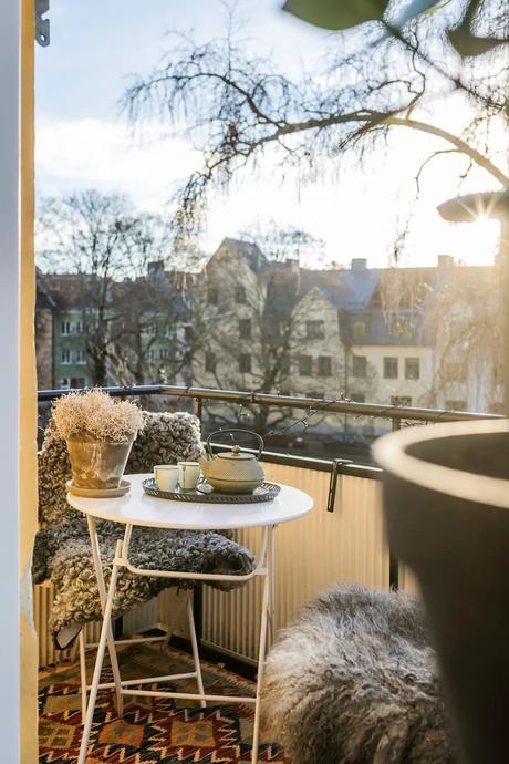Comment aménager un balcon en ville ? espace exterieure deco scandinave tapis gris plante