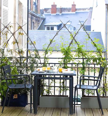 terrasse exterieur balcon parquet bois lame chaise table metal noir plante verte