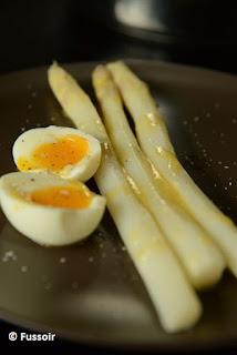 Asperges vinaigrette aux oeufs mollets