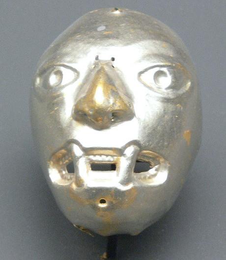 masque antique fait de platine de la culture La Tolita