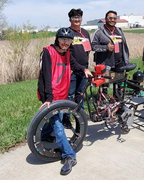 Enoc Gutierrez, Diego Jimenez, Sam Torres et Adam Hayman, membres de l'équipe de vélo hydraulique PNW, présentent leur participation au NFPA Fluid Power Vehicle Challenge.