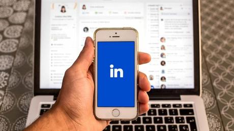 LinkedIn teste une IA qui écrira à votre place vos lettres de motivation LinkedIn teste une IA qui écrira à votre place vos lettres de motivation